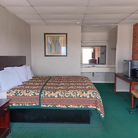 Oyo Sheldon'S Motel And Restaurant Keysville Exterior foto